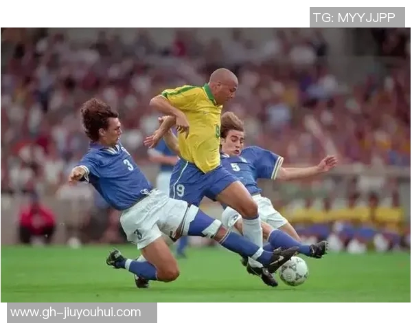 足球巨星泪洒赛场瞬间背后的故事与情感表达